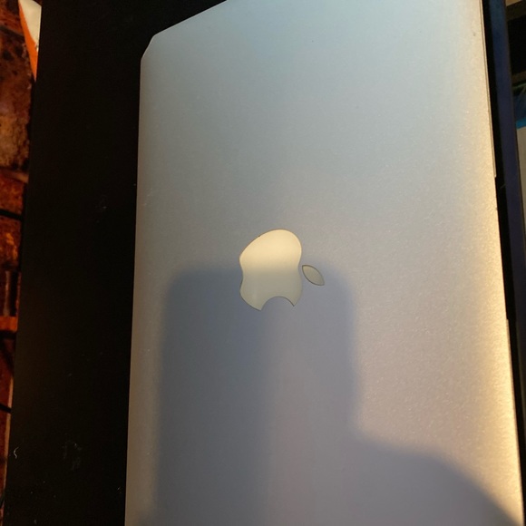 Mac Book Air 2011 - Picture 2 of 2